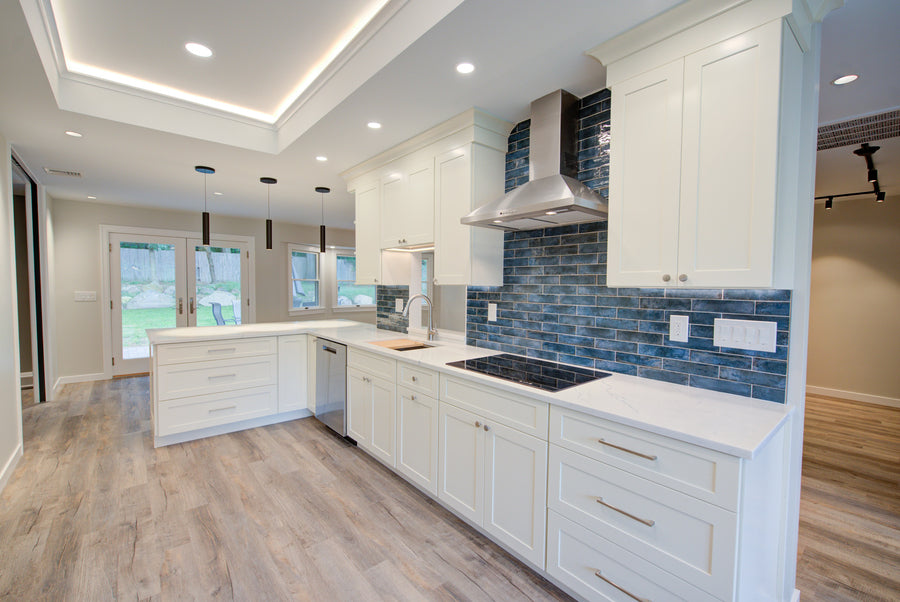 Fabuwood Galaxy Linen, creamy white shaker kitchen with blue backsplash